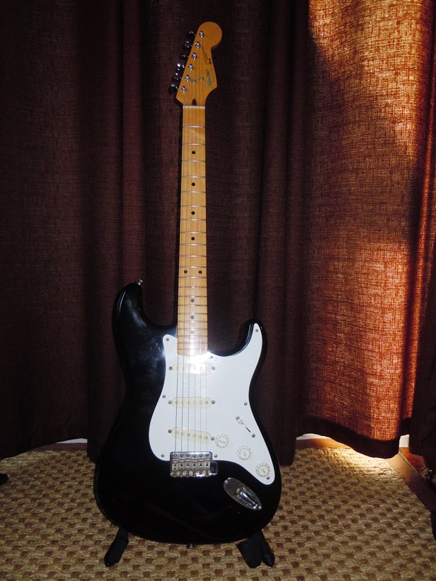 MIJ Black Squier Strat - S.jpg